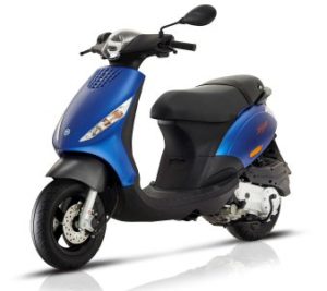 Alquila una Derbi Variant 50 Scooter en Mikonos desde 25 € por día